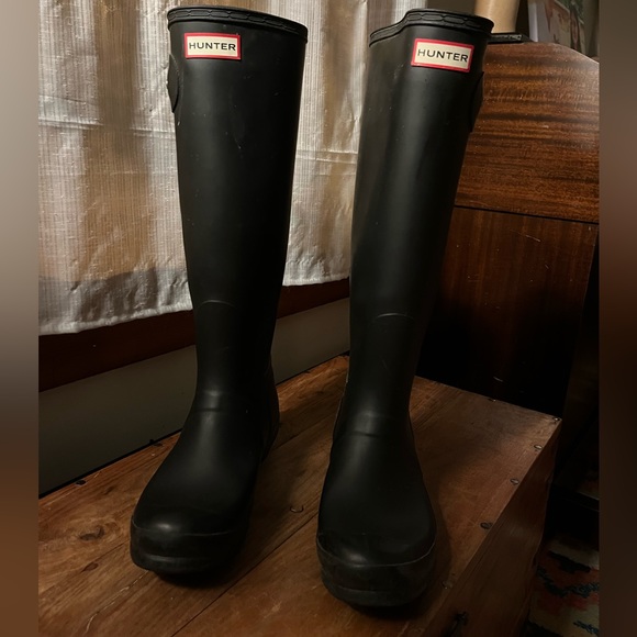 Gently worn, in fantastic shape! Too small for me. Runs true to size. - Picture 2 of 3